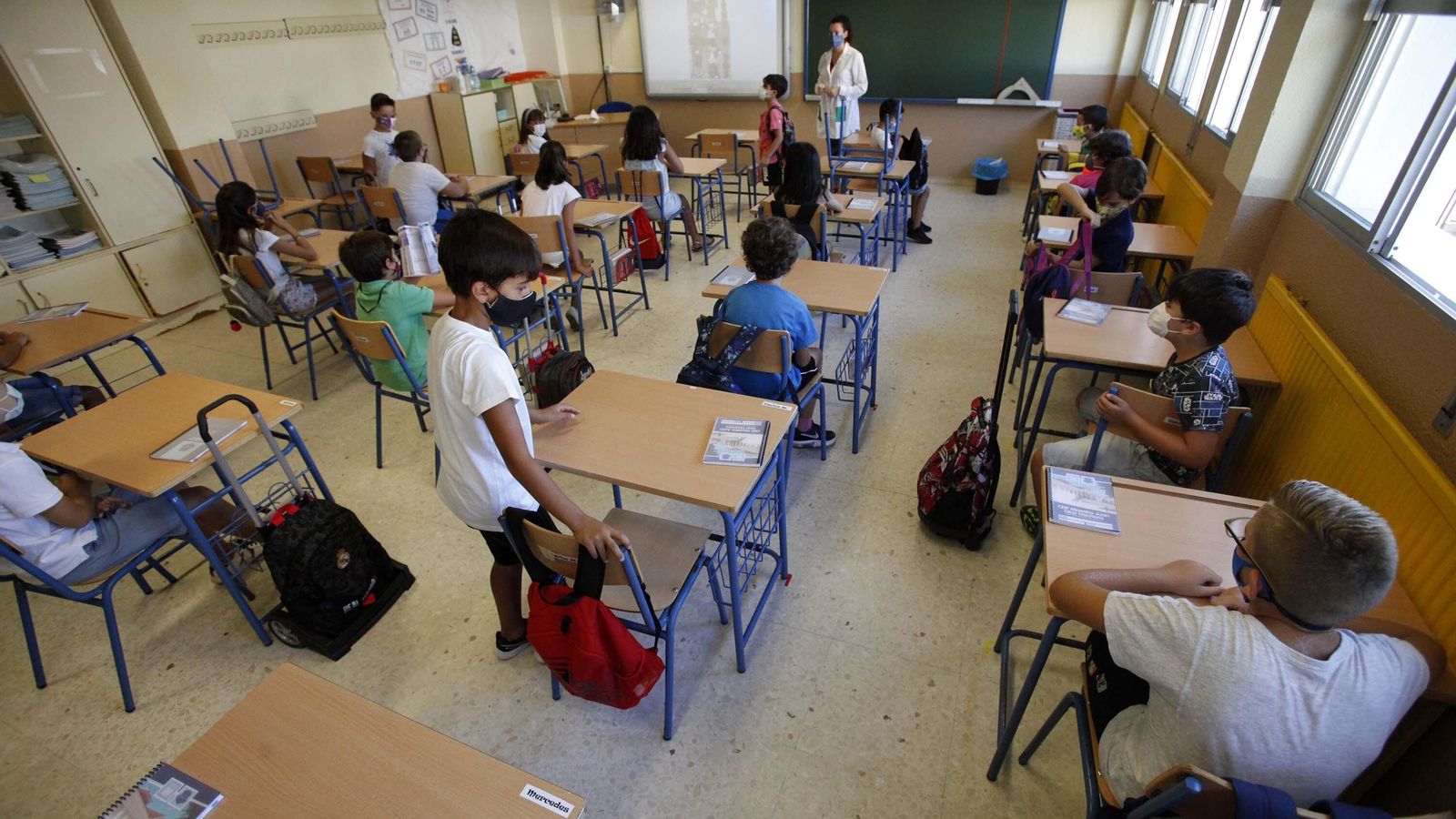 Estudiantes de Primaria separados en una clase