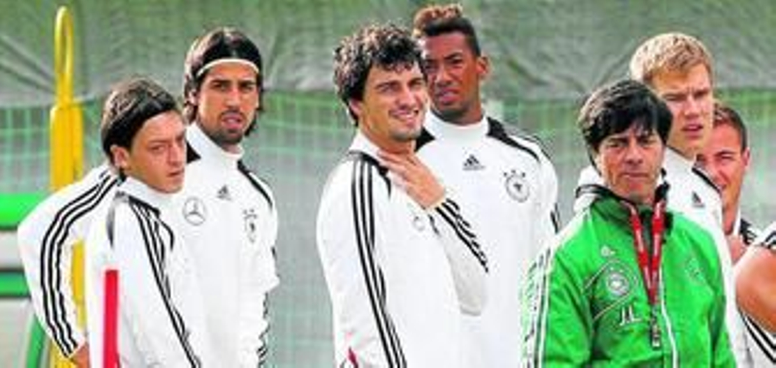 Mesut Özil, junto a algunos de sus compañeros de selección y el técnico, Joachim Löw, durante el entrenamiento de ayer.