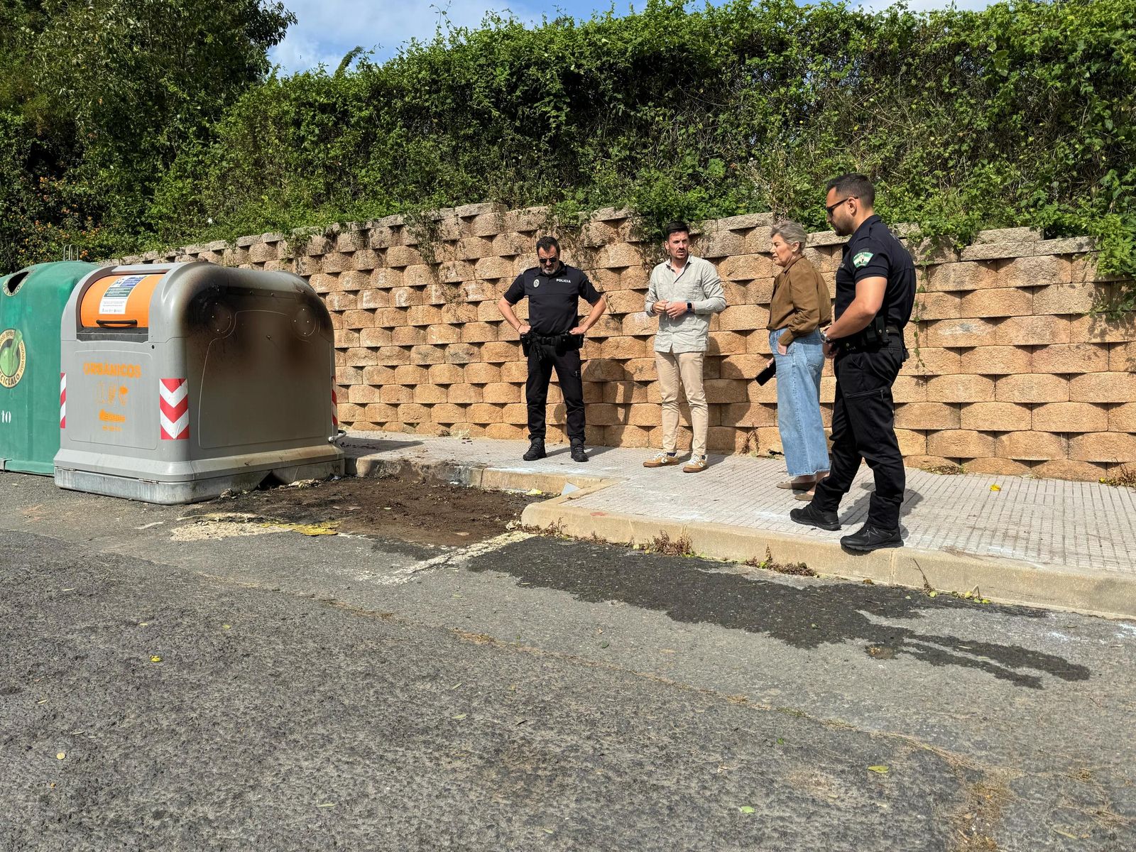 Adrián Cano y Ana Mora visitando uno de los contenedores a los que prendieron fuego.