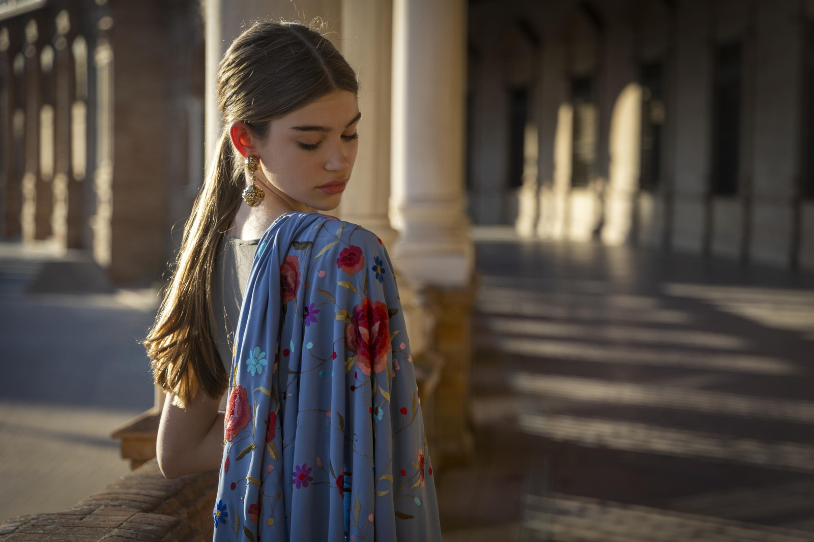 Mantón azul azafata de Foronda.  Modelo: Adela Oviedo