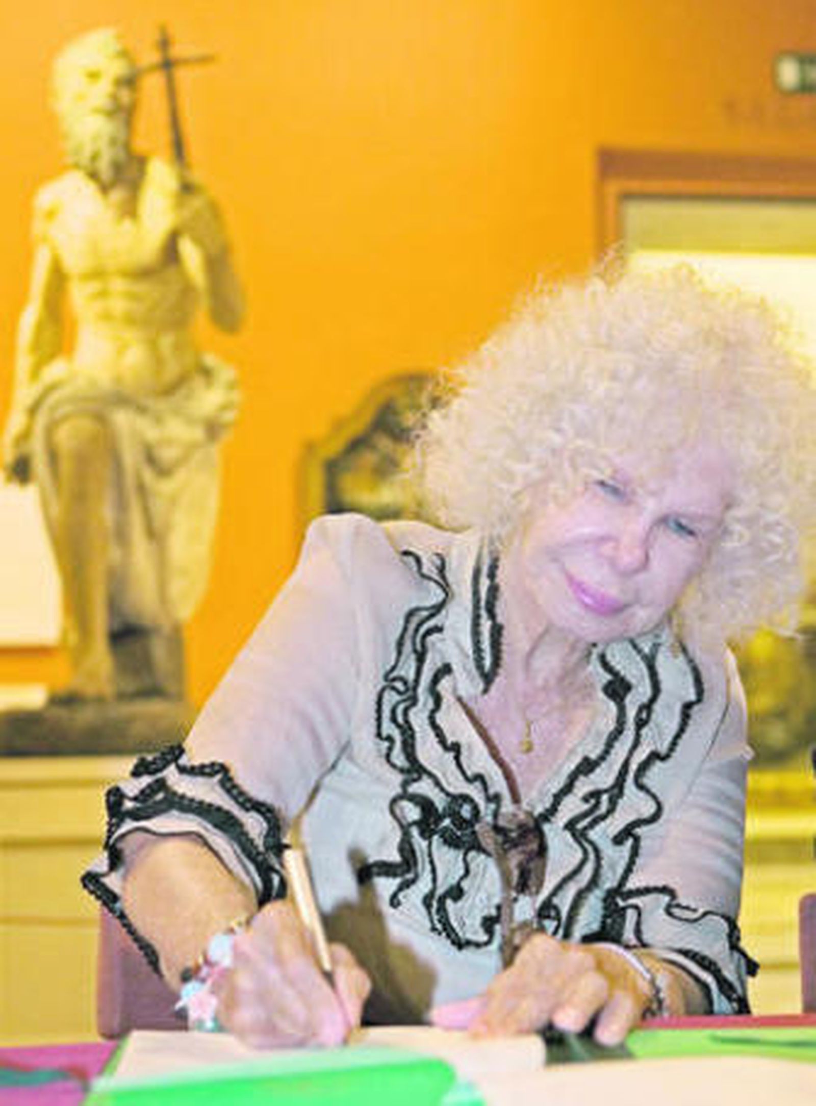 Cayetana de Alba, en la firma del acuerdo para la exposición.