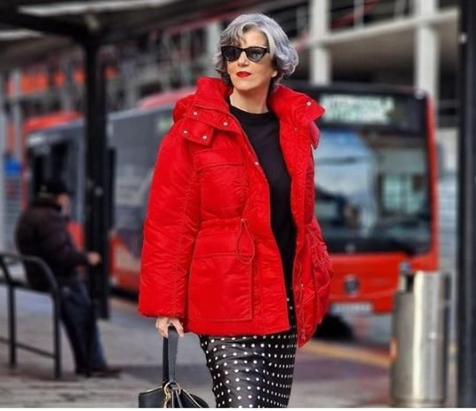 Adiós, gabardina, llega a Mango el plumífero calentito, cómodo y en el color en tendencia que llevarás en tus looks elegantes de invierno.