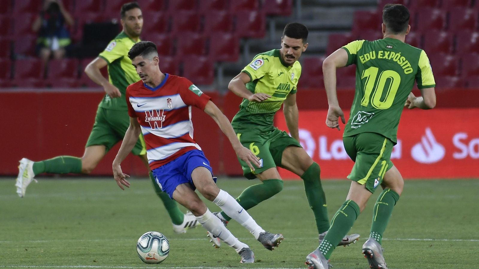 Carlos Fernández no estuvo acertado de cara al arco de Dmitrovic.