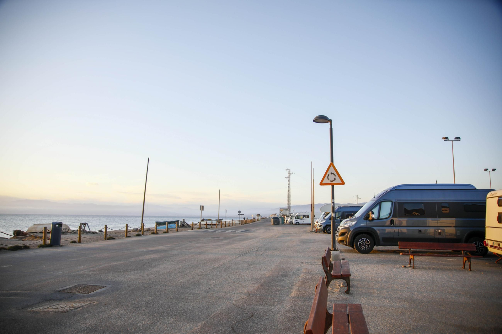 Autocaravanas estacionadas en la playa de Cabo de Gata, en imágenes