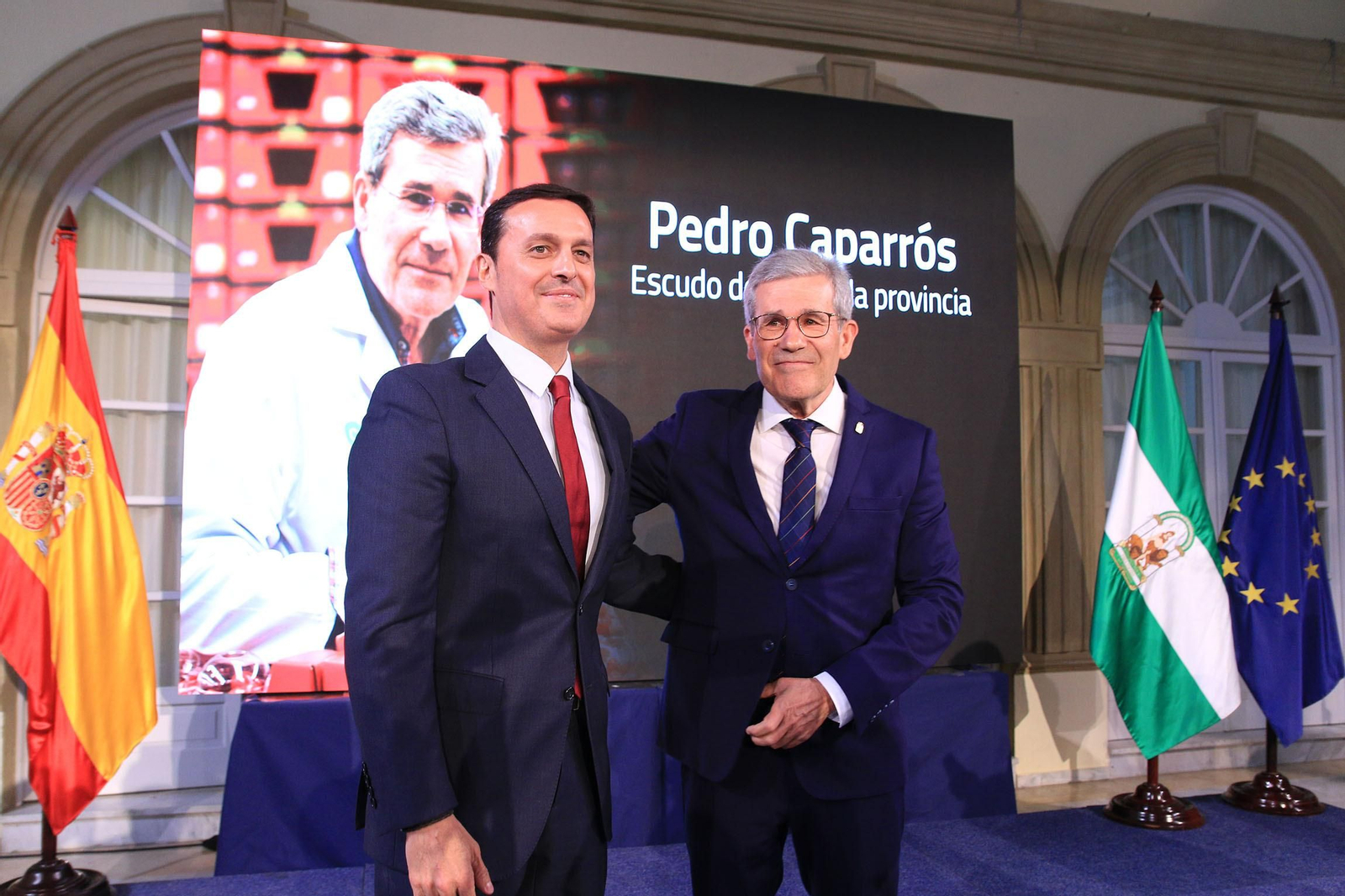 La diputación impone el Escudo de la Provincia a Pedro Caparrós