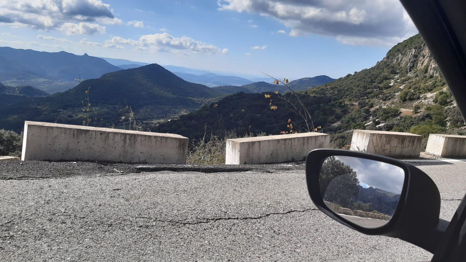 Quitamiedos irregulares junto a un precipicio cerca del puerto del Boyar, en la bajada desde Grazalema a Benamahoma