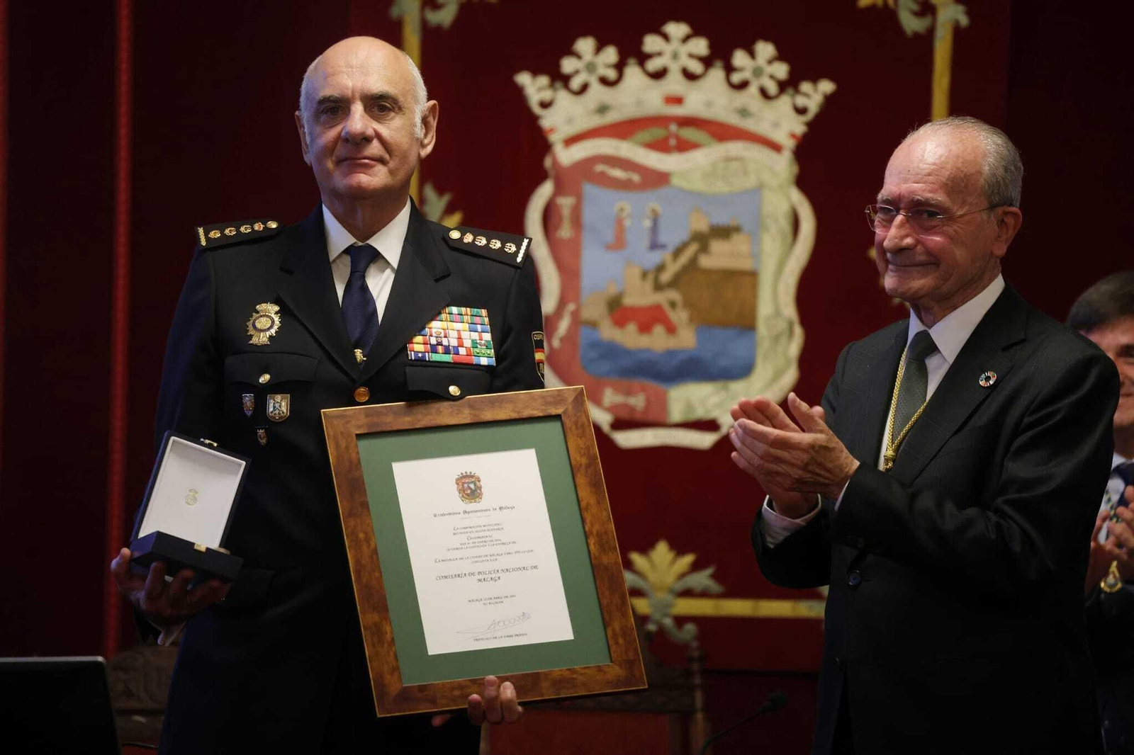 Entrega de la Medalla de la Ciudad a la Policía Nacional de Málaga, representada por su comisario Enrique Barón.