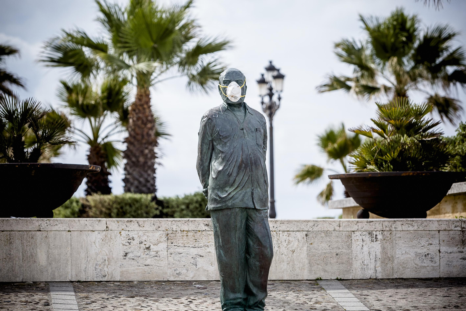 La estatua de Fernando Quiñones con una mascarilla de protección
