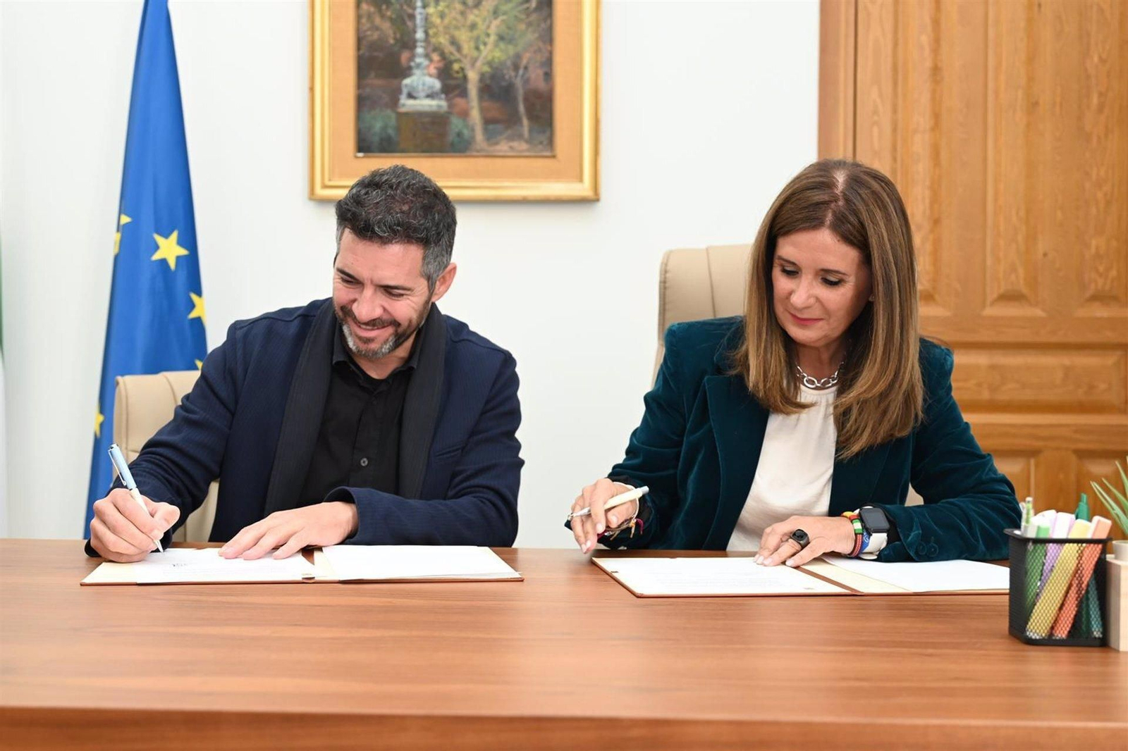 Firma del acuerdo entre el Ayuntamiento de Linares y Santa Motors.