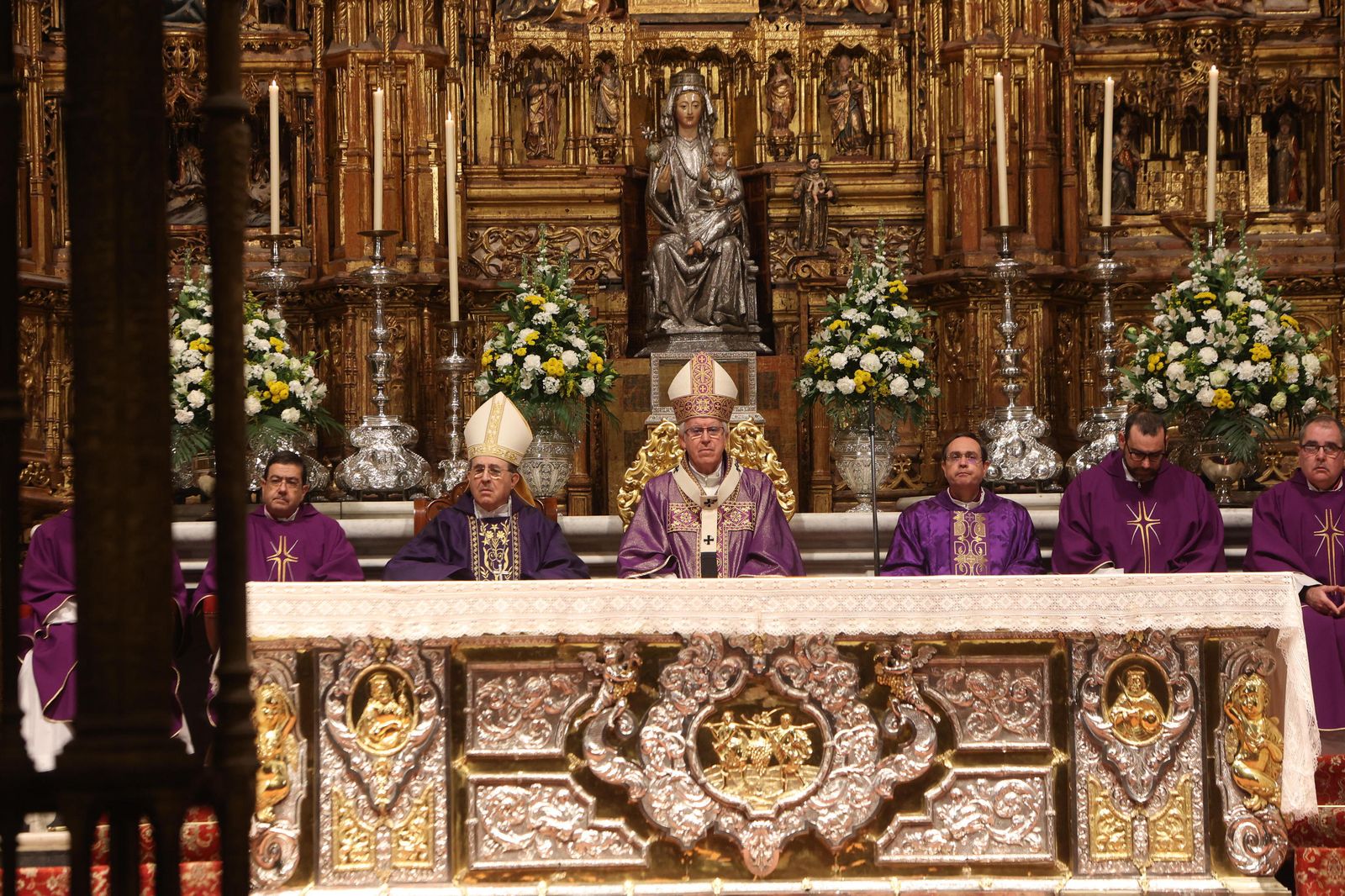 Funeral celebrado en el altar mayor de la Catedral de Sevilla.