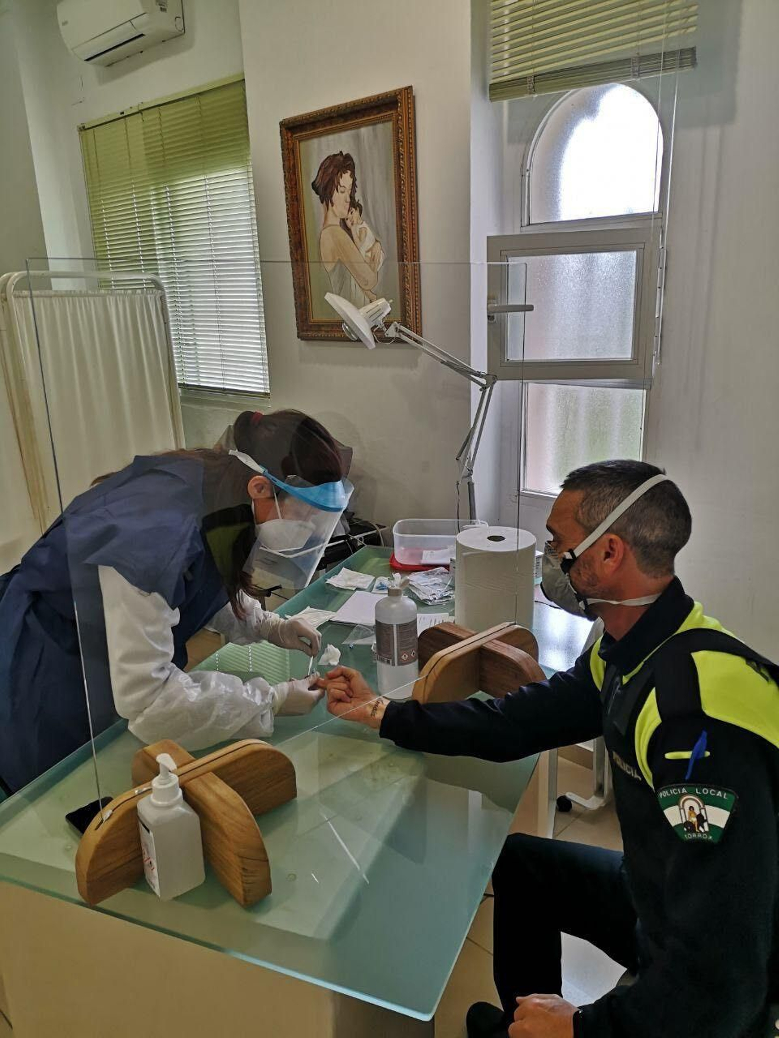 Uno de los policías locales de Torrox se somete a la prueba del Covid-19.