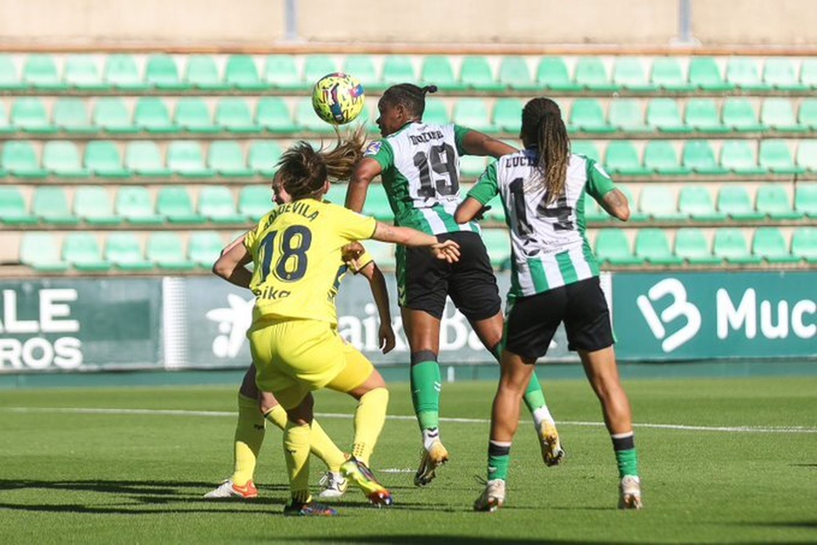 Dorine remata de cabeza entre las defensoras del Villarreal.