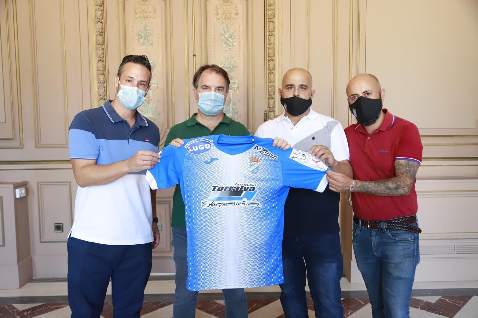 Imágenes de la presentación de las camisetas del Xerez CD en la REAAE