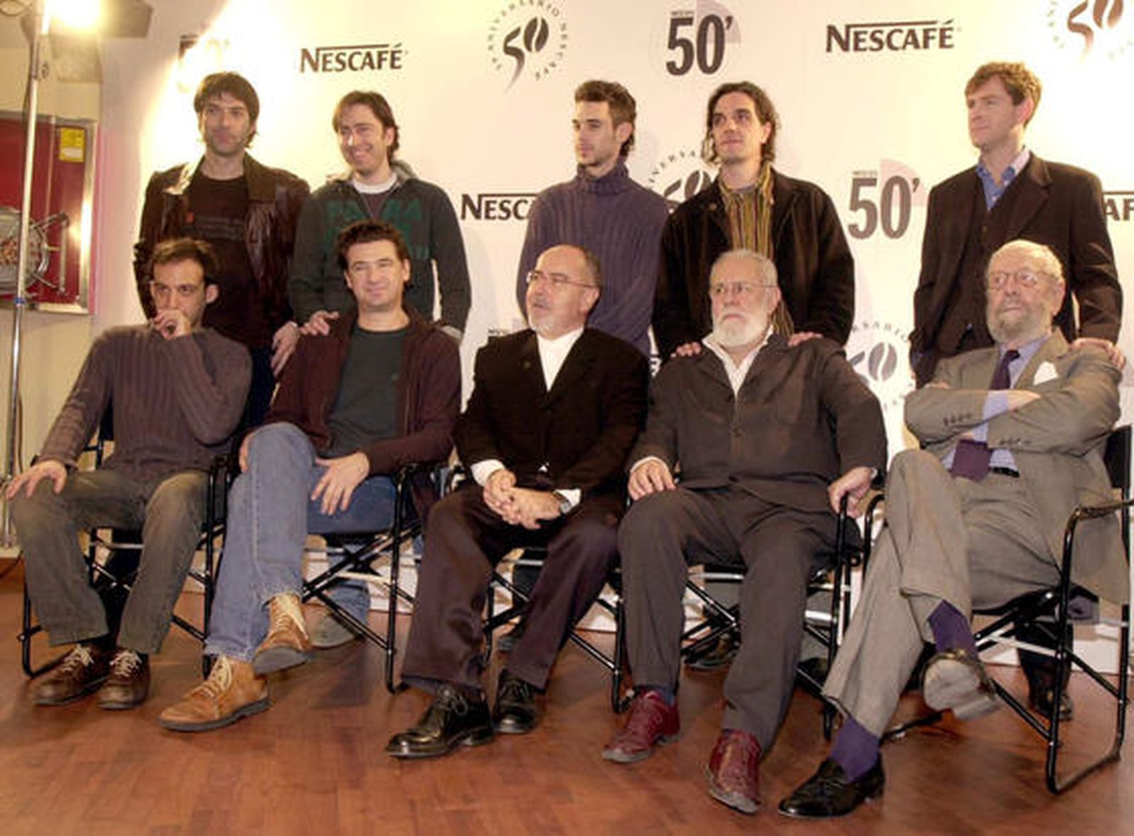 Luis García Berlanga  (d), Gonzalo Suárez (2d), Bigas Luna (c), Julio Medem (2i) y Alejandro Amenábar posan junto a los jóvenes directores que cada uno apadrinó en el proyecto '50 minutos': de pie, Guillermo García Ramos (d), Luis Mengs (2d), Santiago Garrido (c), Daniel Sánchez-Arevalo (2i), y Oskar Santos (2004). / EFE