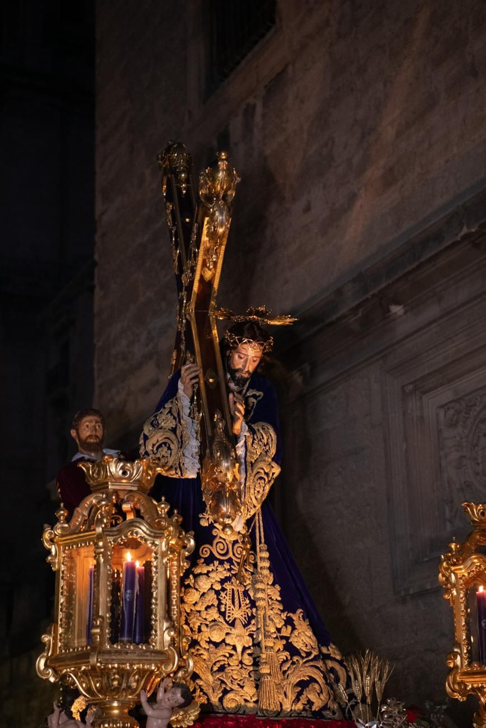 Una marea de devoción inunda Jaén al paso de la Magna, en imágenes