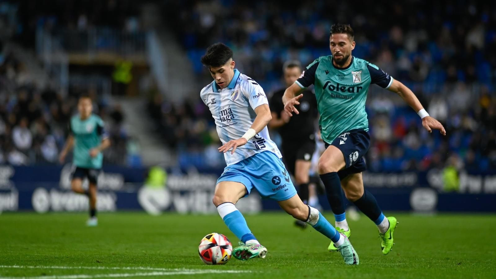 Antonio José Cordero conduce el balón en el partido del Málaga contra el Sanluqueño.