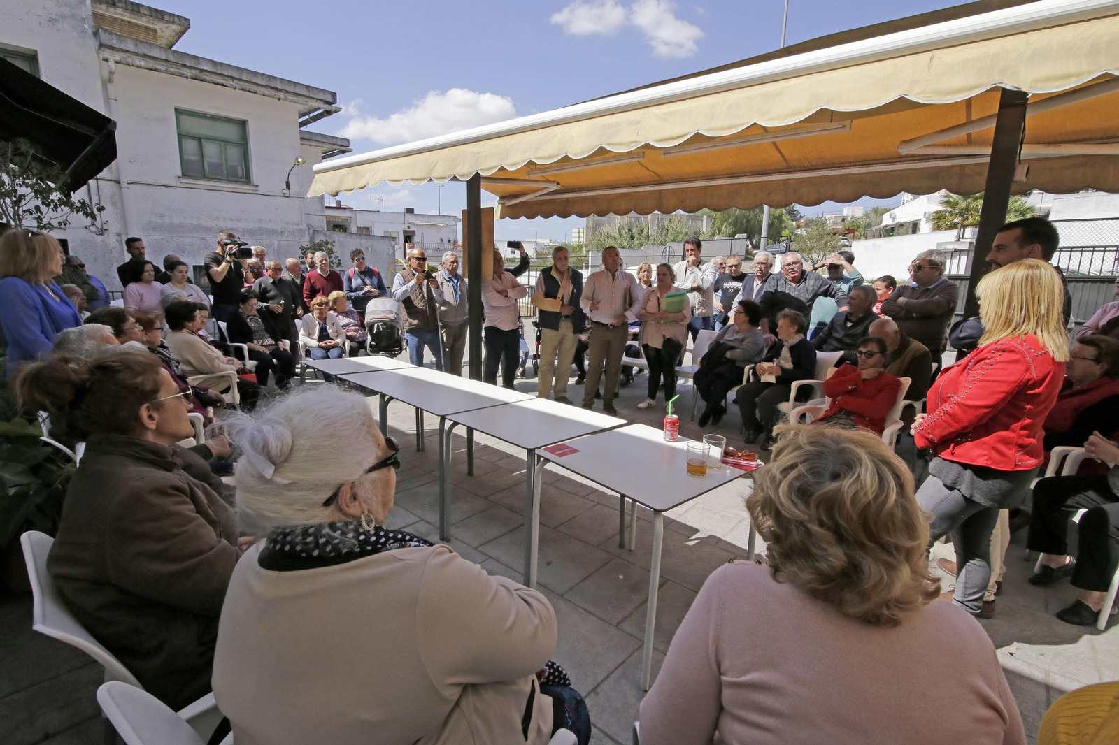 Imagen de la reunión de la nueva junta directiva de la asociación con la alcaldesa y el delegado de Participación, este viernes.