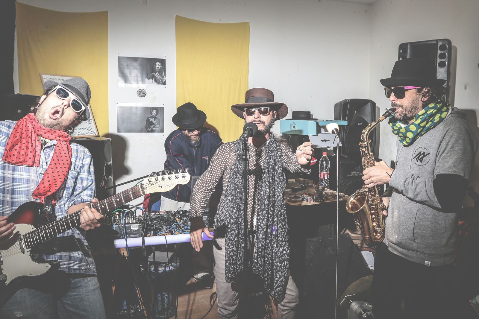 El grupo improvisa en su local de ensayos, momentos antes de la entrevista.