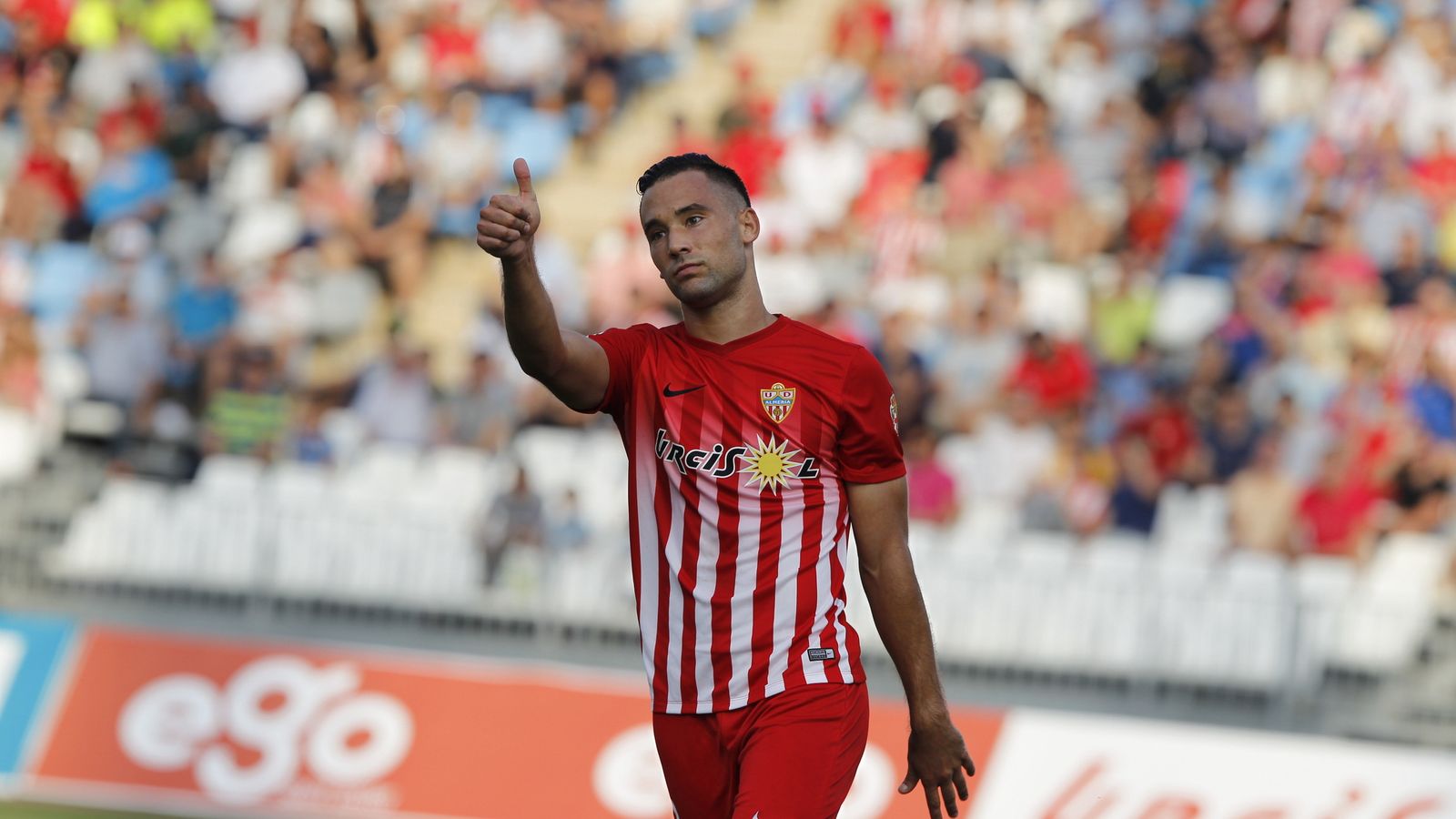 Quique, en su etapa en el Almería, con el pulgar hacia arriba.