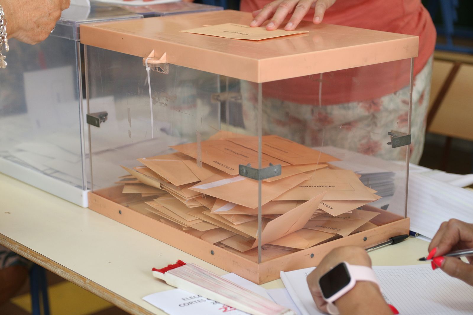 Almería hace cola para votar en las elecciones generales del 23J