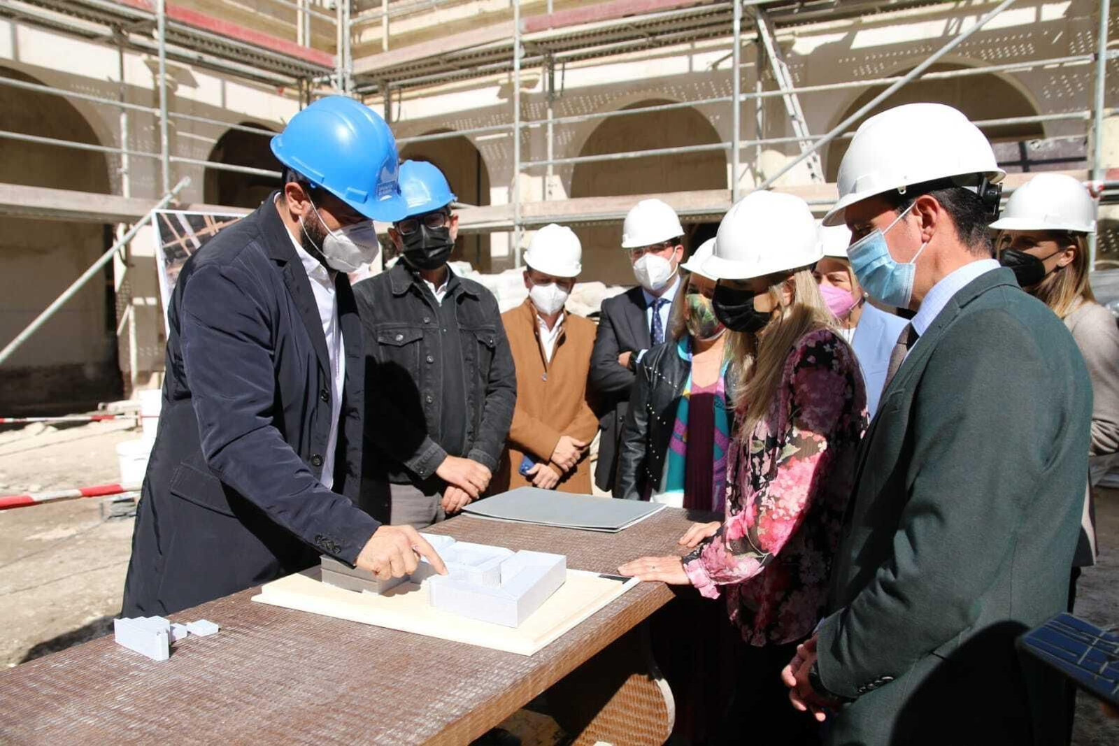 Javier A. García con Patricia del Pozo en la visita a las obras del Museo del Realismo.