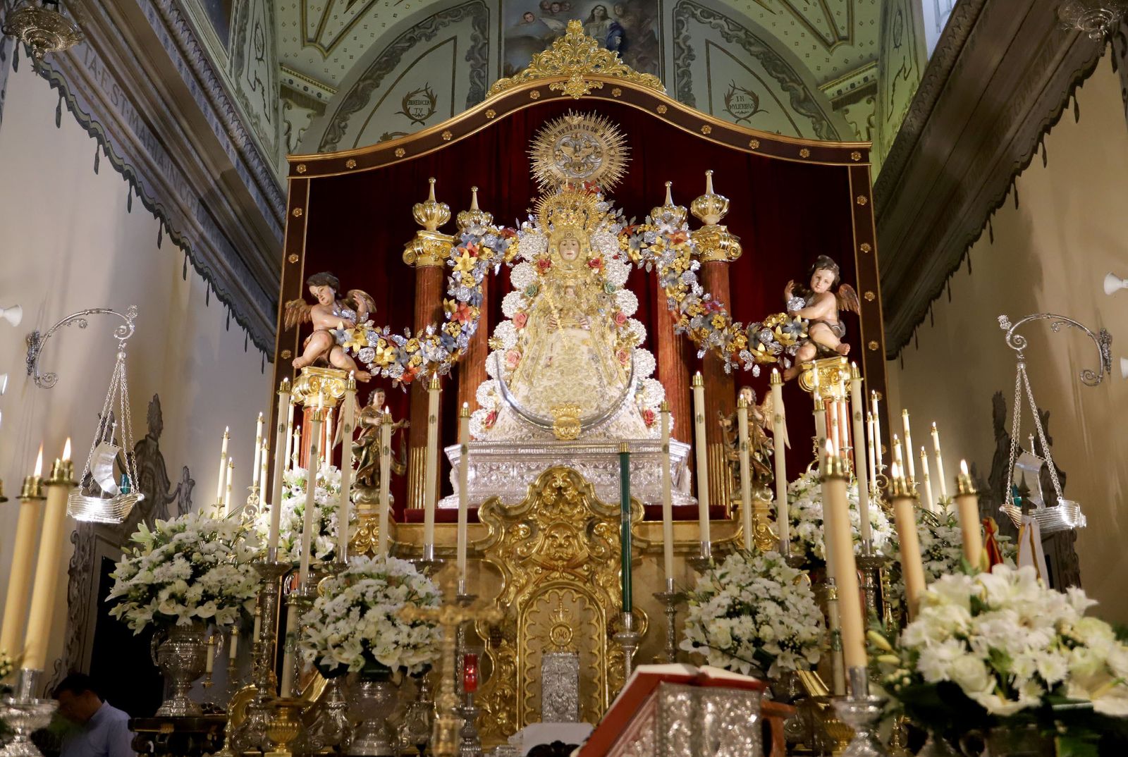 Imágenes de la misa de Pentecostés atípica y a puerta cerrada por el coronavirus, en la parroquia de la Asunción de Almonte