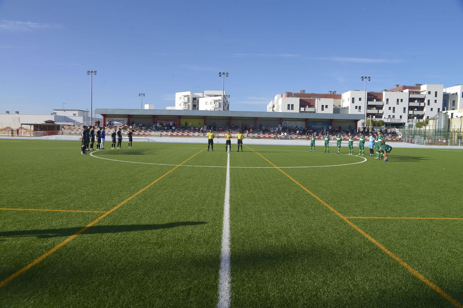 El estadio Manolo Mesa de San Roque, en el último amistoso jugado por los rojillos.