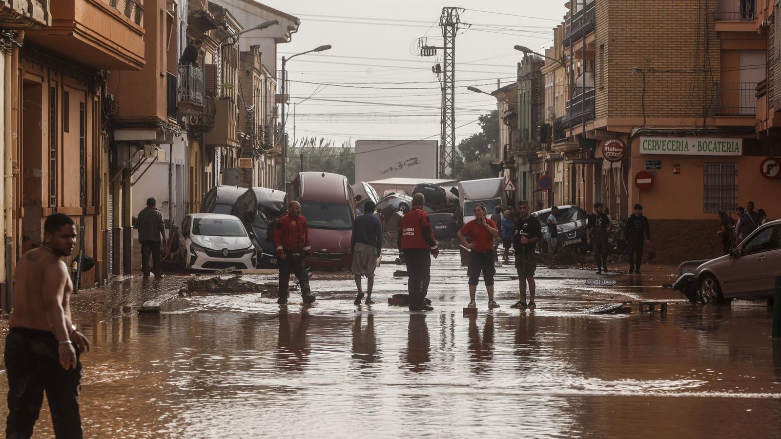 Así han quedado las calles de Valencia: desolación, barro y coches amontonados