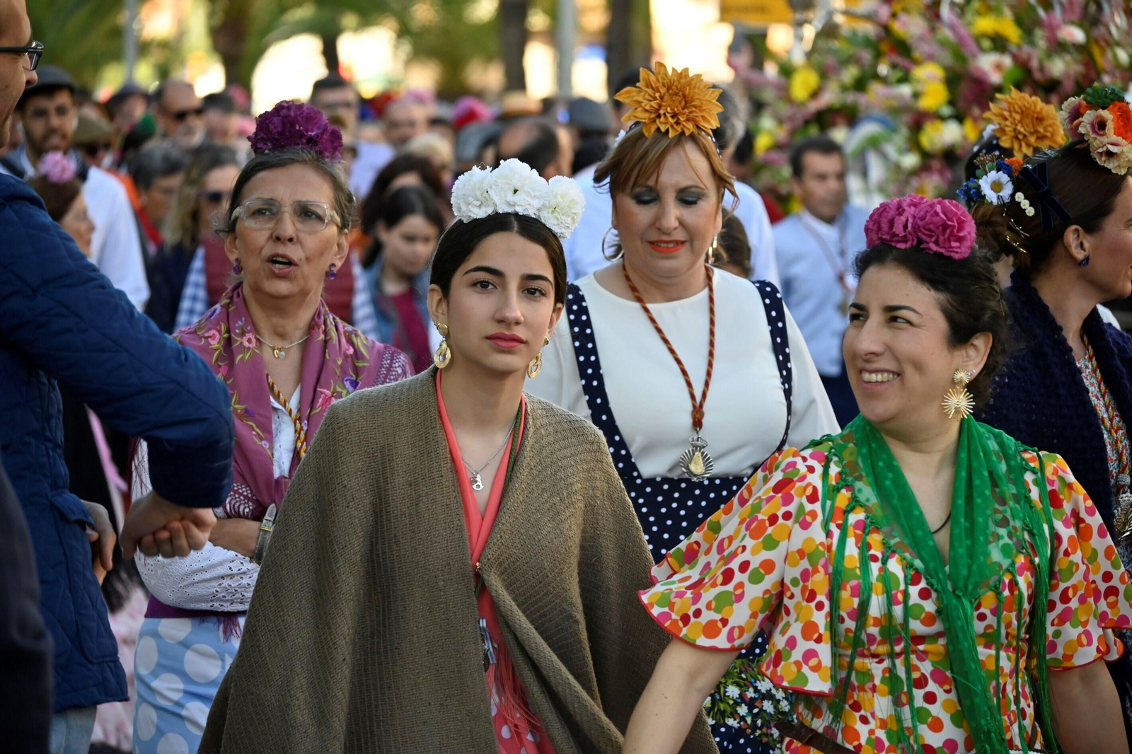 Imágenes de los peregrinos de la Hermandad de Emigrantes en su salida por las calles de Huelva