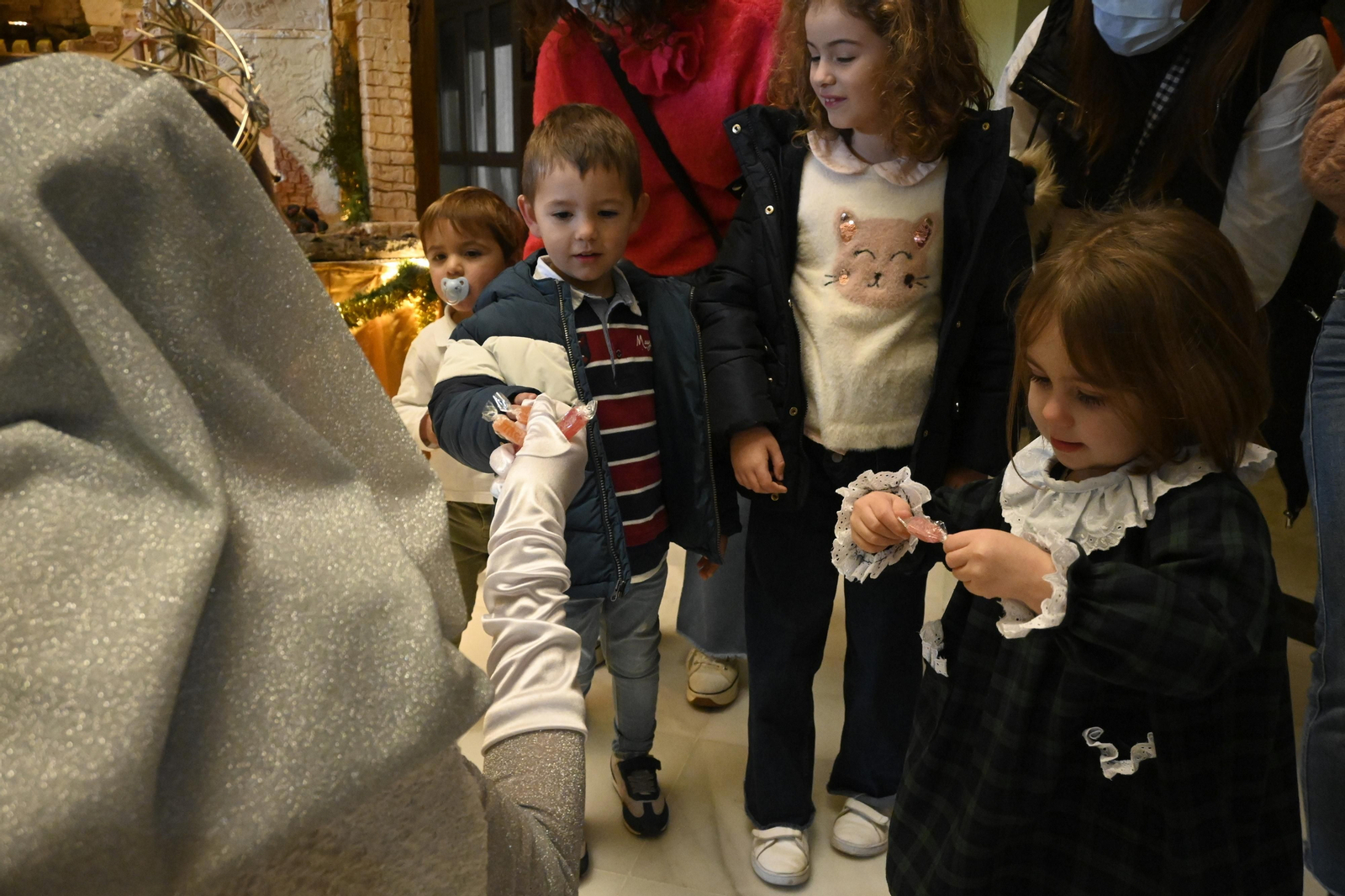 Visita de los Reyes Magos a los ancianos de los asilos de Huelva, en imágenes