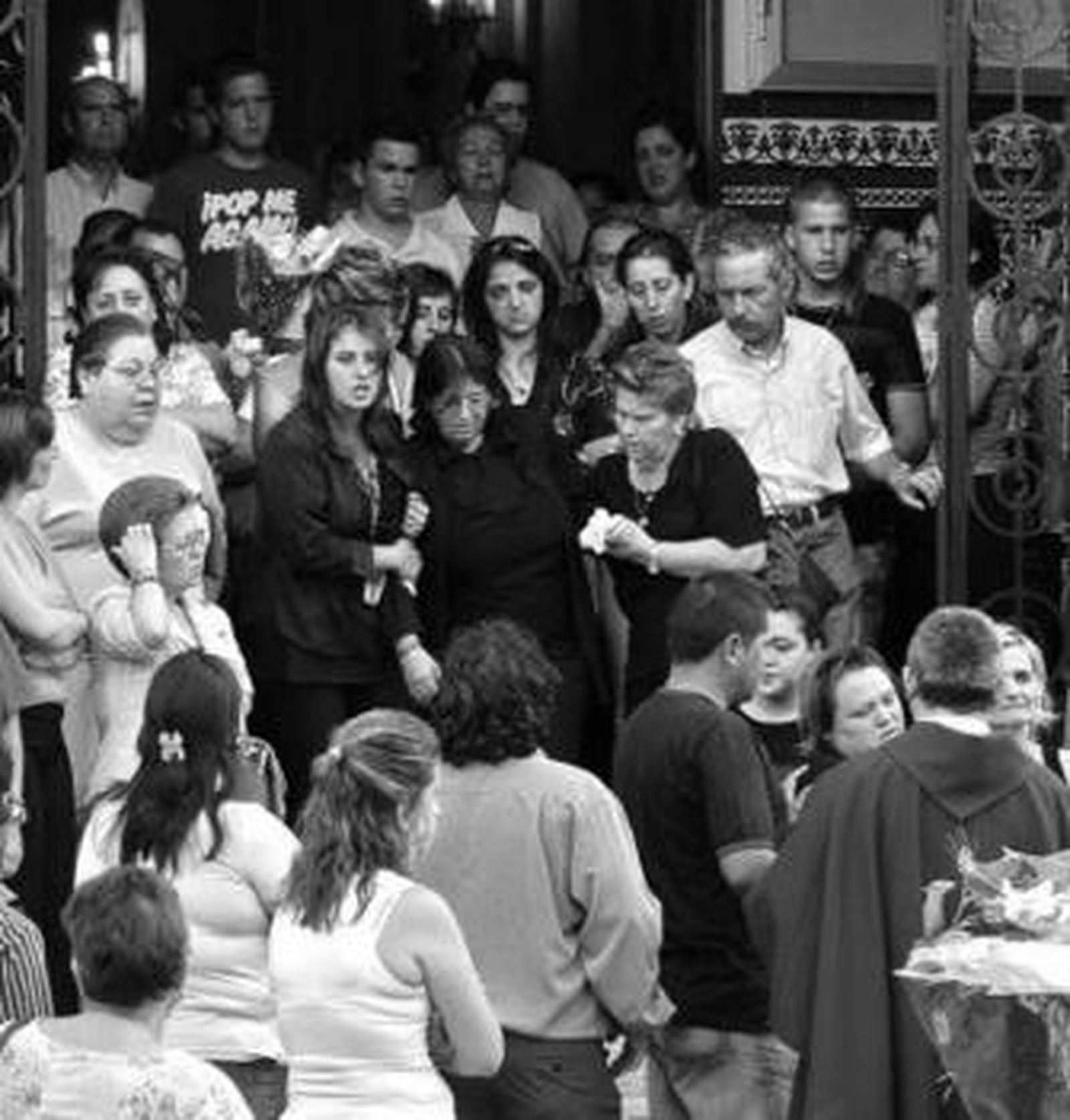 Una escena de dolor durante el funeral de Eva María Prieto.