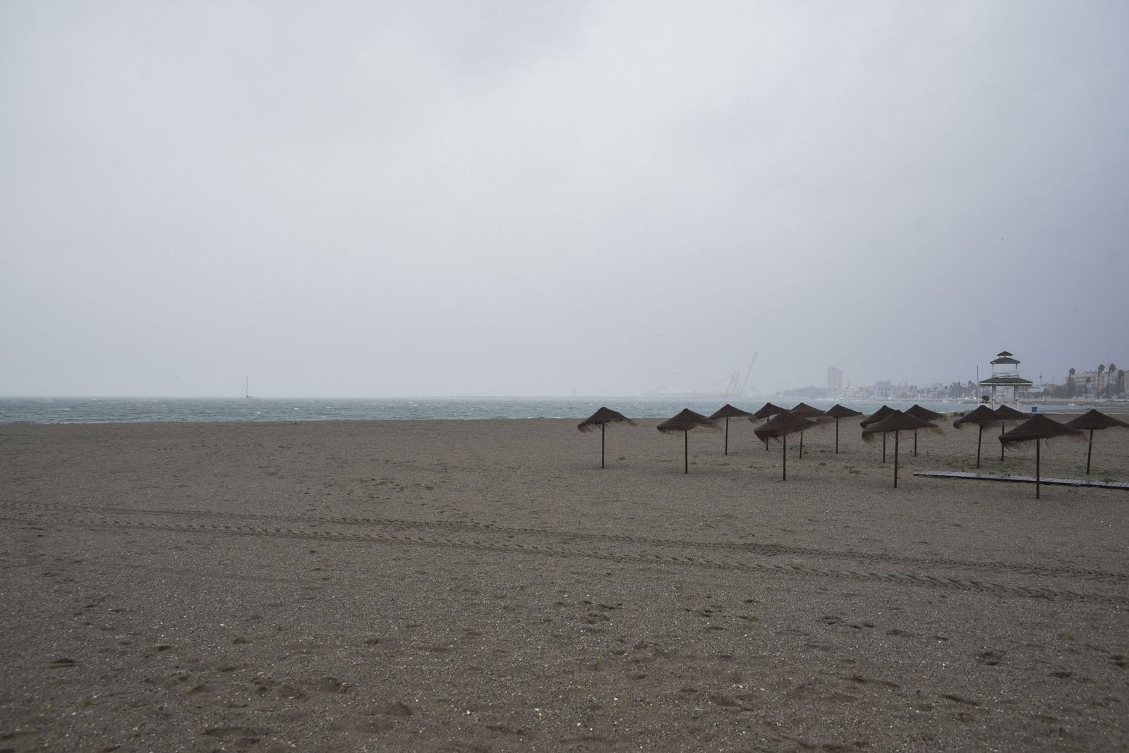 Joseph se deja ver en La Línea: imágenes del temporal desde la costa