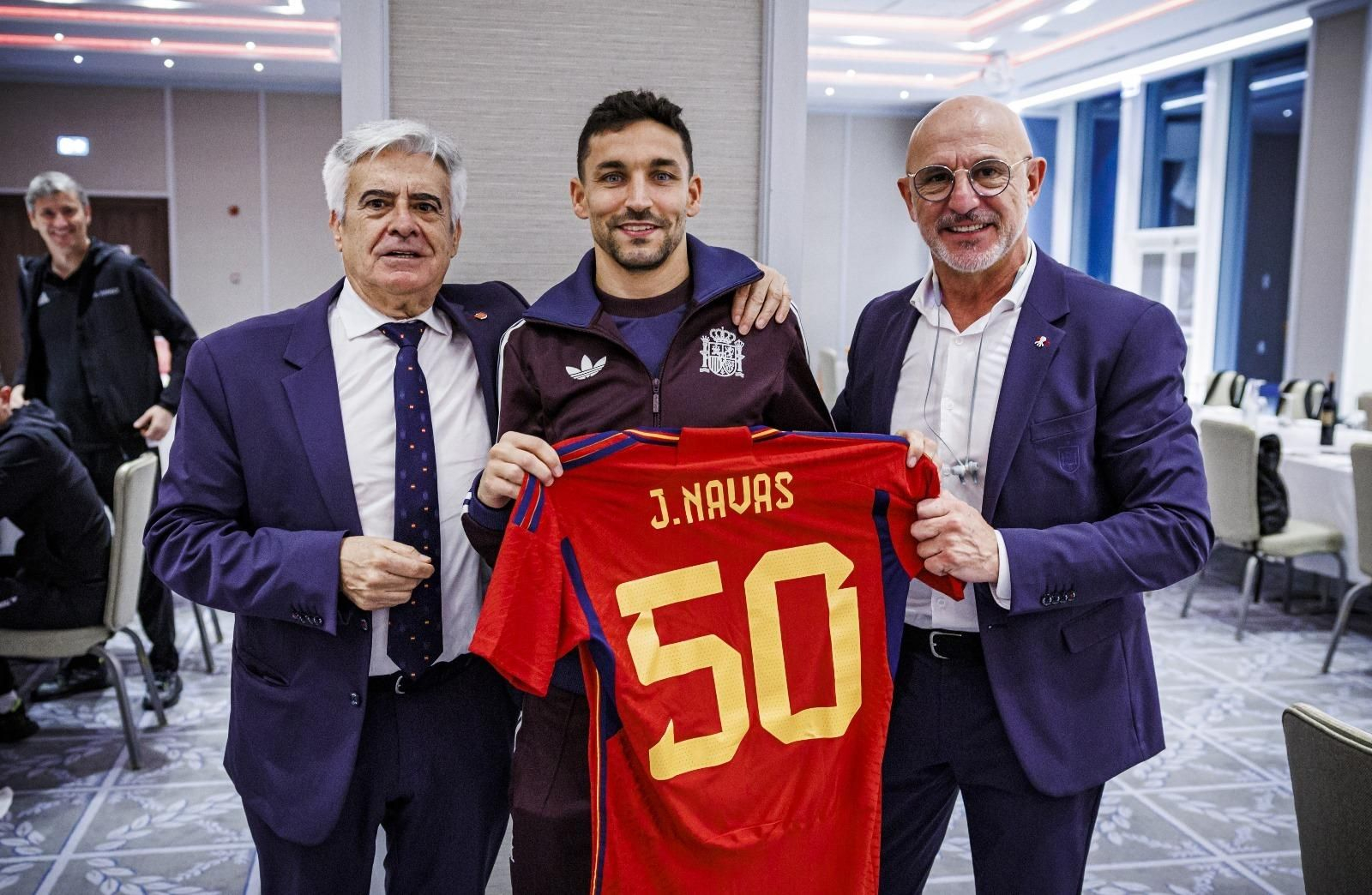 El presidente de la RFEF, Pedro Rocha, y Luis de la Fuente, junto a Jesús Navas por su 50 partido con la selección.