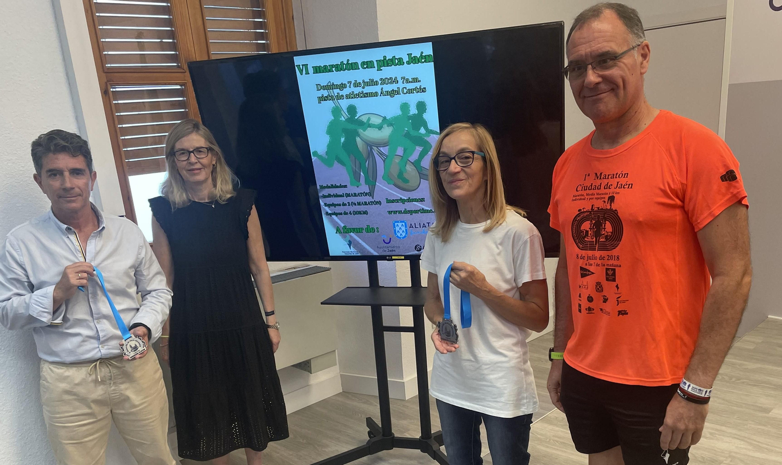 Foto de familia en la presentación de la VI Maratón en pista de Jaén.
