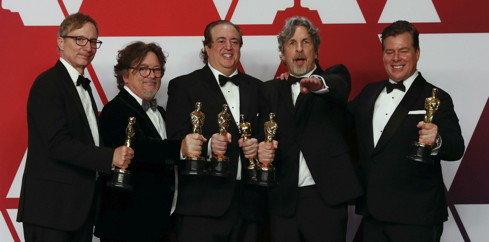 El equipo de 'Green Book' luce los premios Oscar.