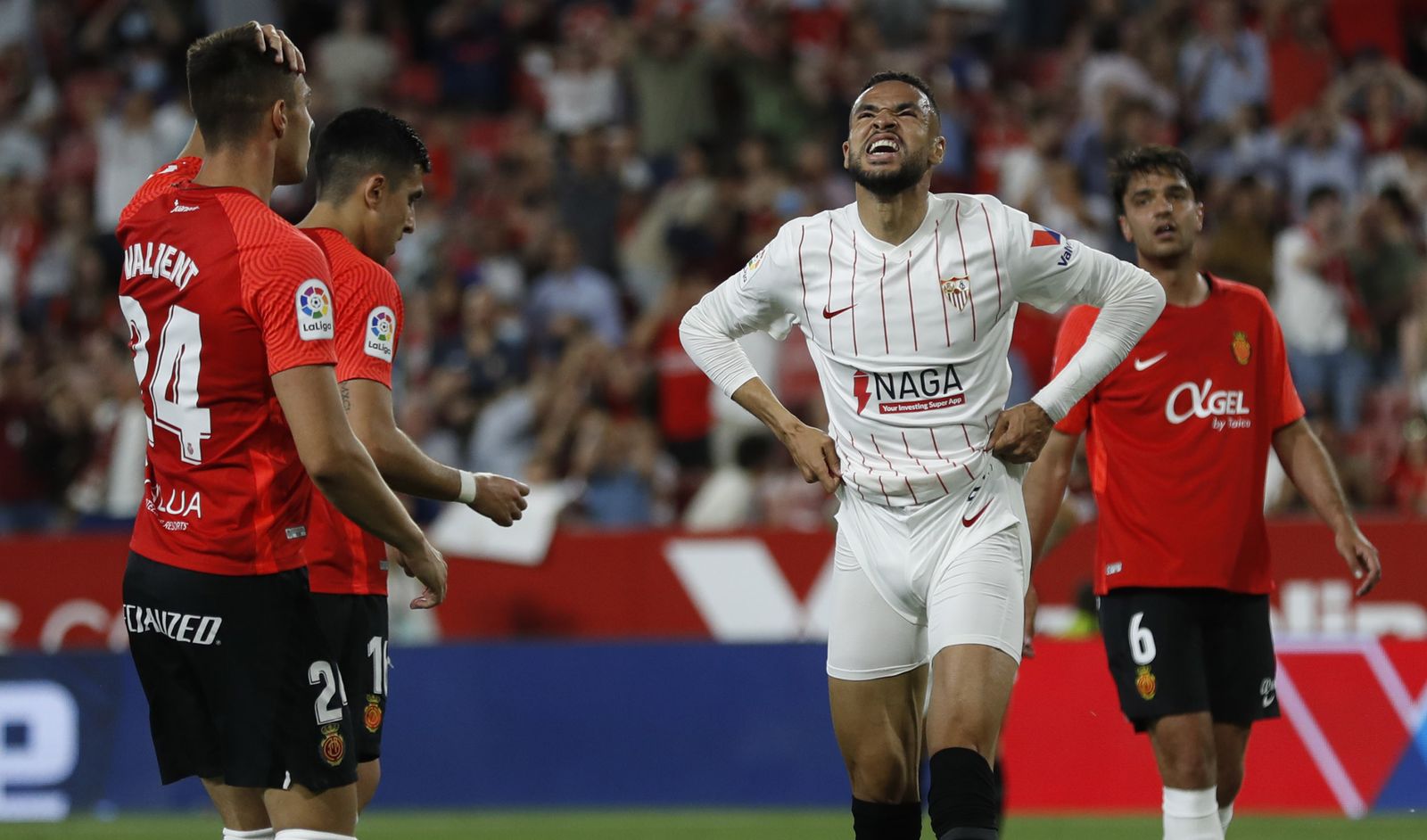 En-Nesyri se lamenta tras la clara ocasión de gol que tuvo al final.