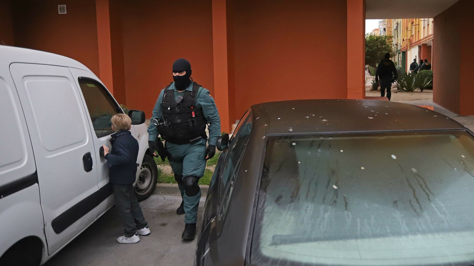 Fotos del registro de la Guardia Civil en la calle Guadalupe de La Línea