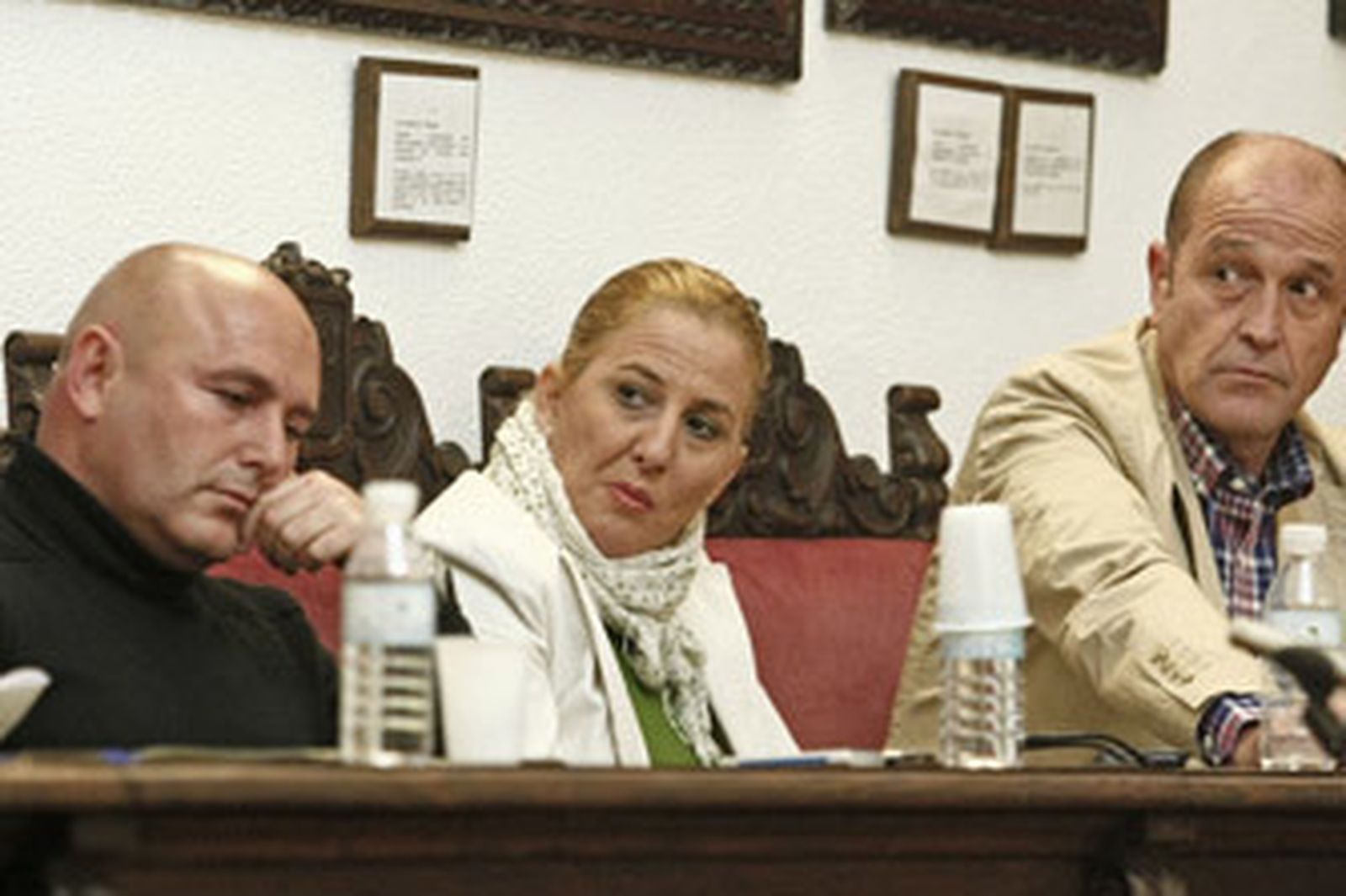 La concejal de Fiestas, Ana María García, en el centro, durante una sesión plenaria celebrada en Tarifa el pasado enero. /Erasmo Fenoy