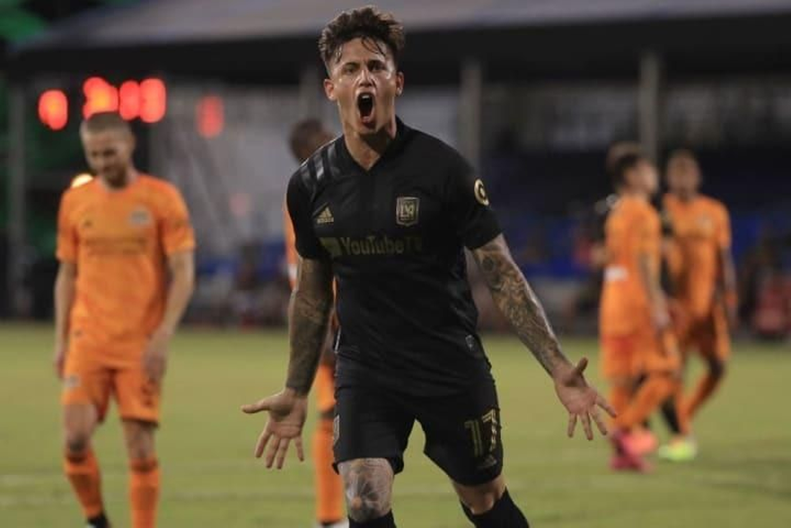 Brian Rodríguez celebra un gol con la elástica de Los Ángeles FC