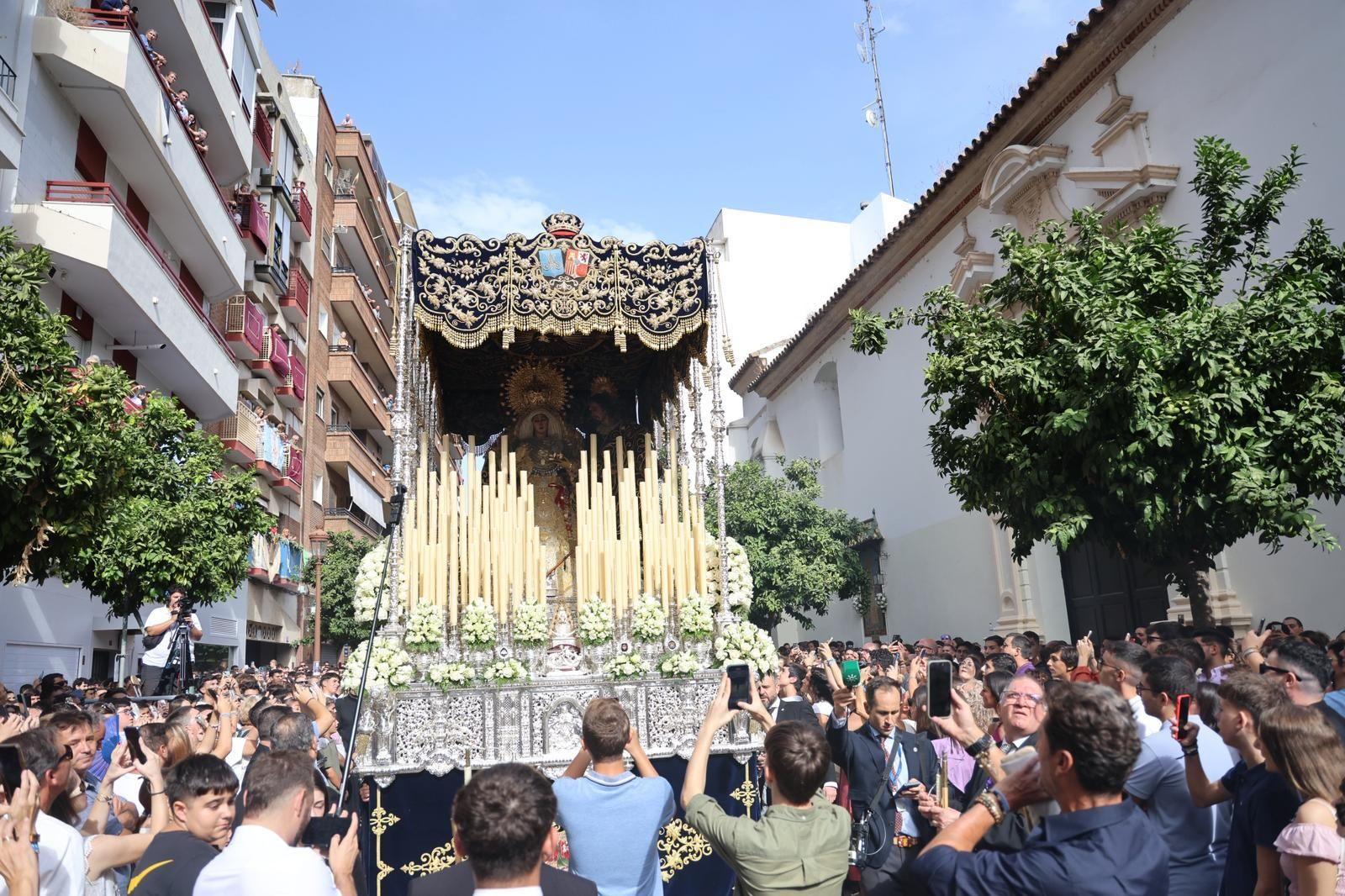 Imágenes de la salida del Virgen de la Amargura desde la Iglesia de la Concepción en la Magna Mariana de Huelva