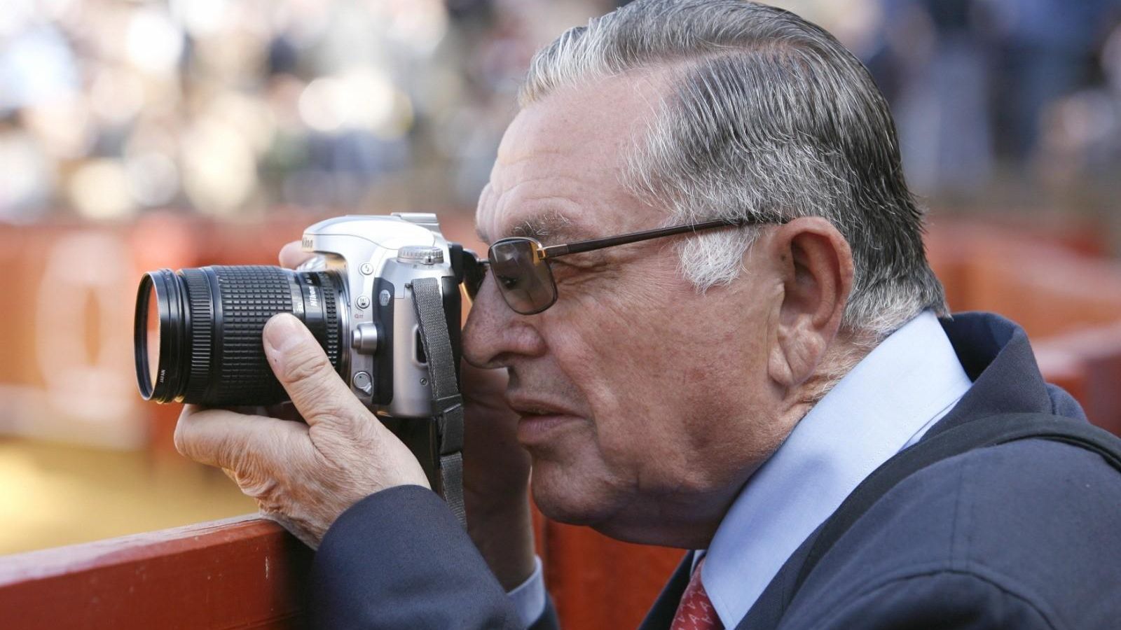 Jesús Martín Cartaya, cámara en ristre, en el callejón de la plaza de la Maestranza.