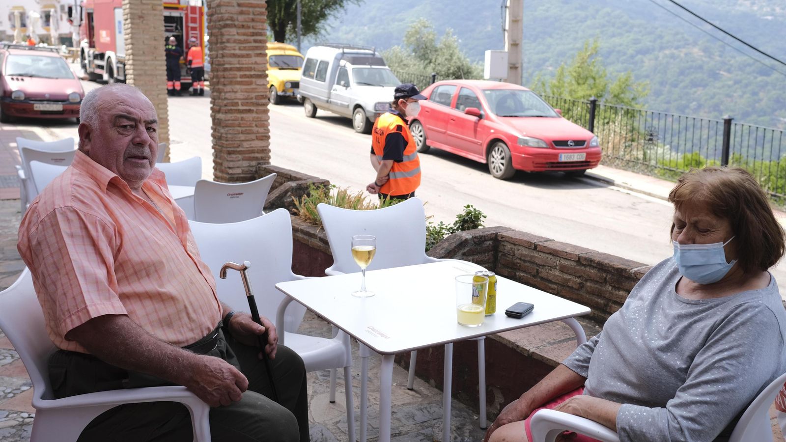 Juan Saavedra junto a su esposa la terraza del hotel al que fueron trasladados. Juan Saavedra junto a su esposa la terraza del hotel al que fueron trasladados.