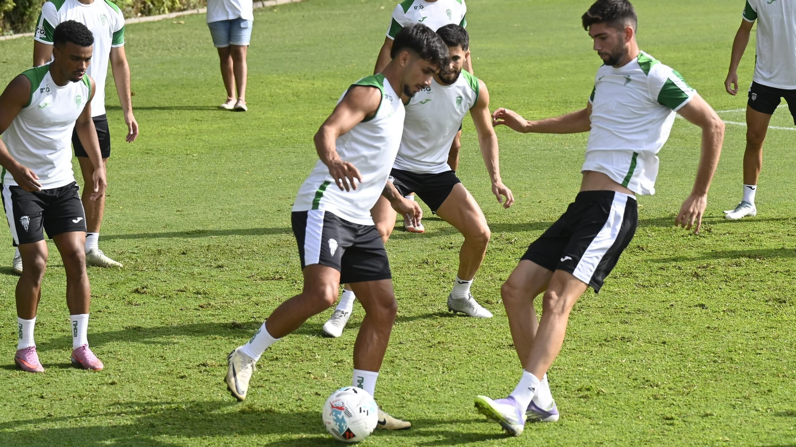 Kevin Medina es presionado por Théo Zidane y Jacobo durante un entrenamiento.