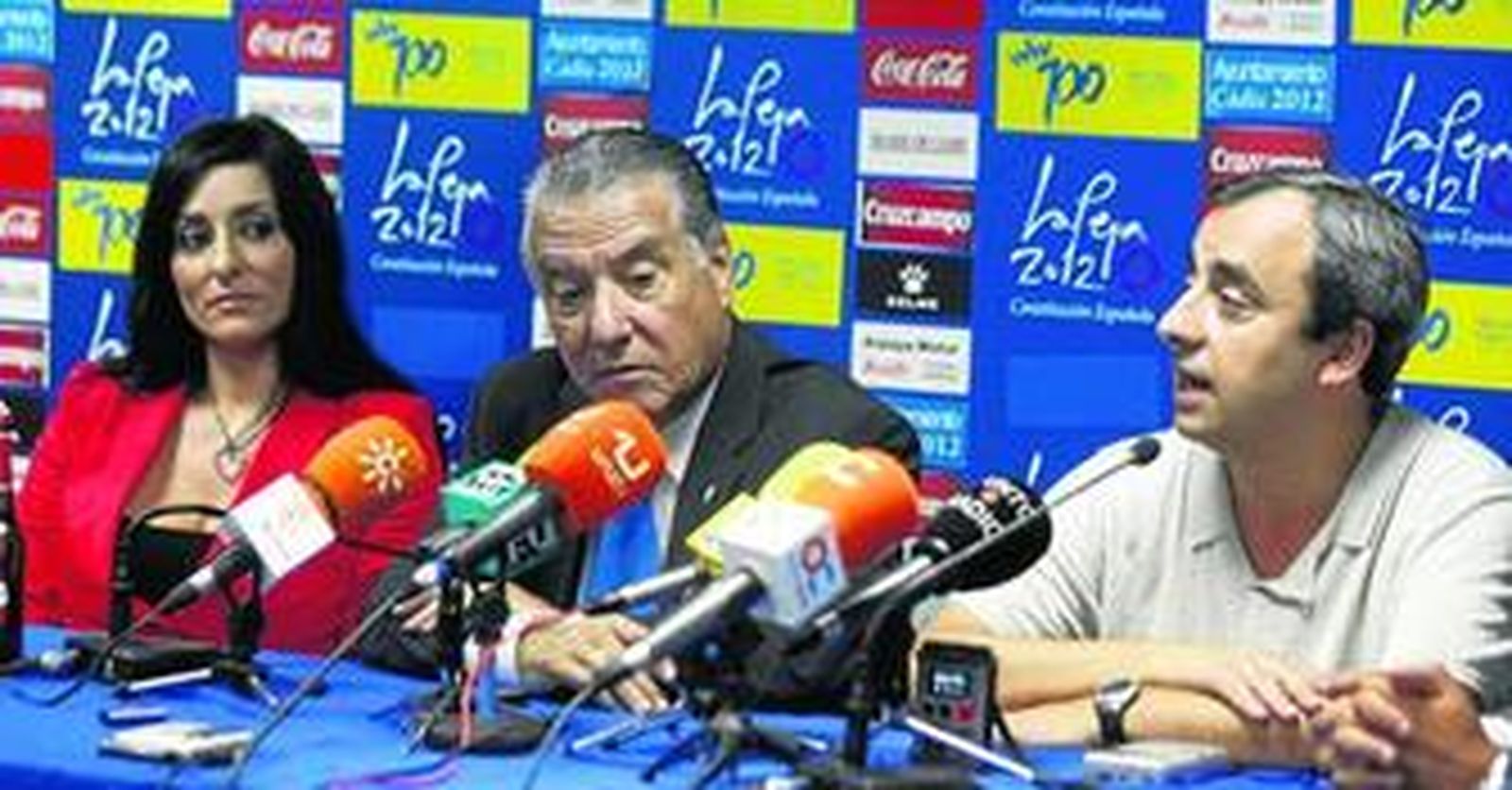 Juan José Pina (c) aparece acompañado por los nuevos consejeros, Elena Pina y Antonio Moya, en la presentación de ayer.