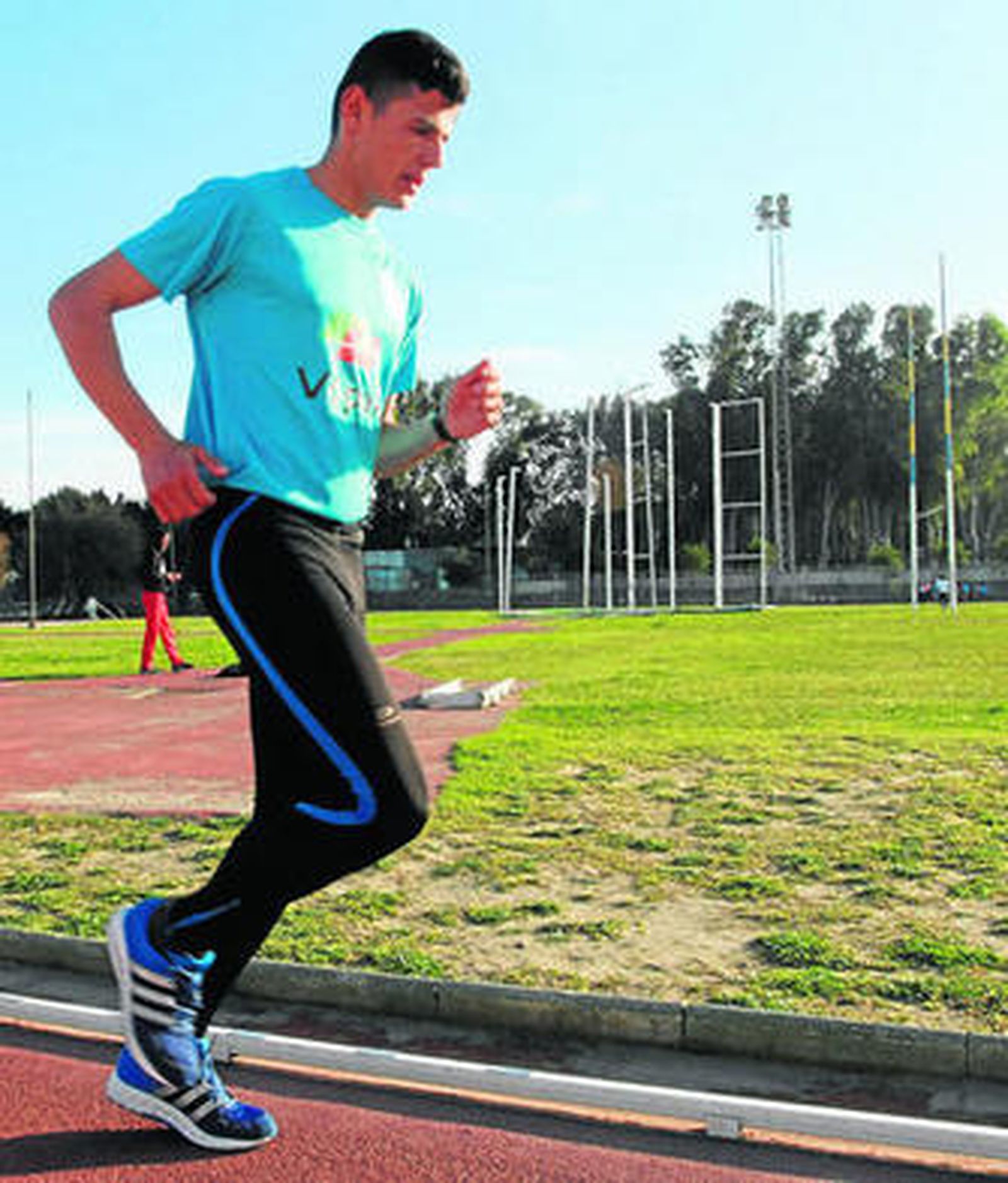 El algecireño El Amrani se ejercita en las pistas del Enrique Talavera, ayer.
