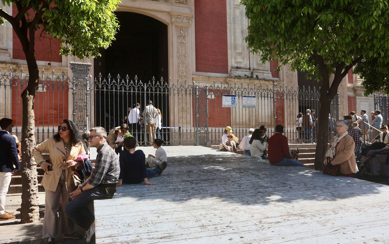 Sevilla, a rebosar en el último fin de semana del invierno