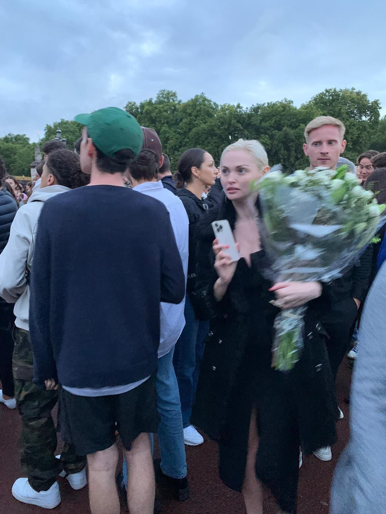 Los británicos acuden a Buckingham Palace tras el anuncio de la muerte de Isabel II