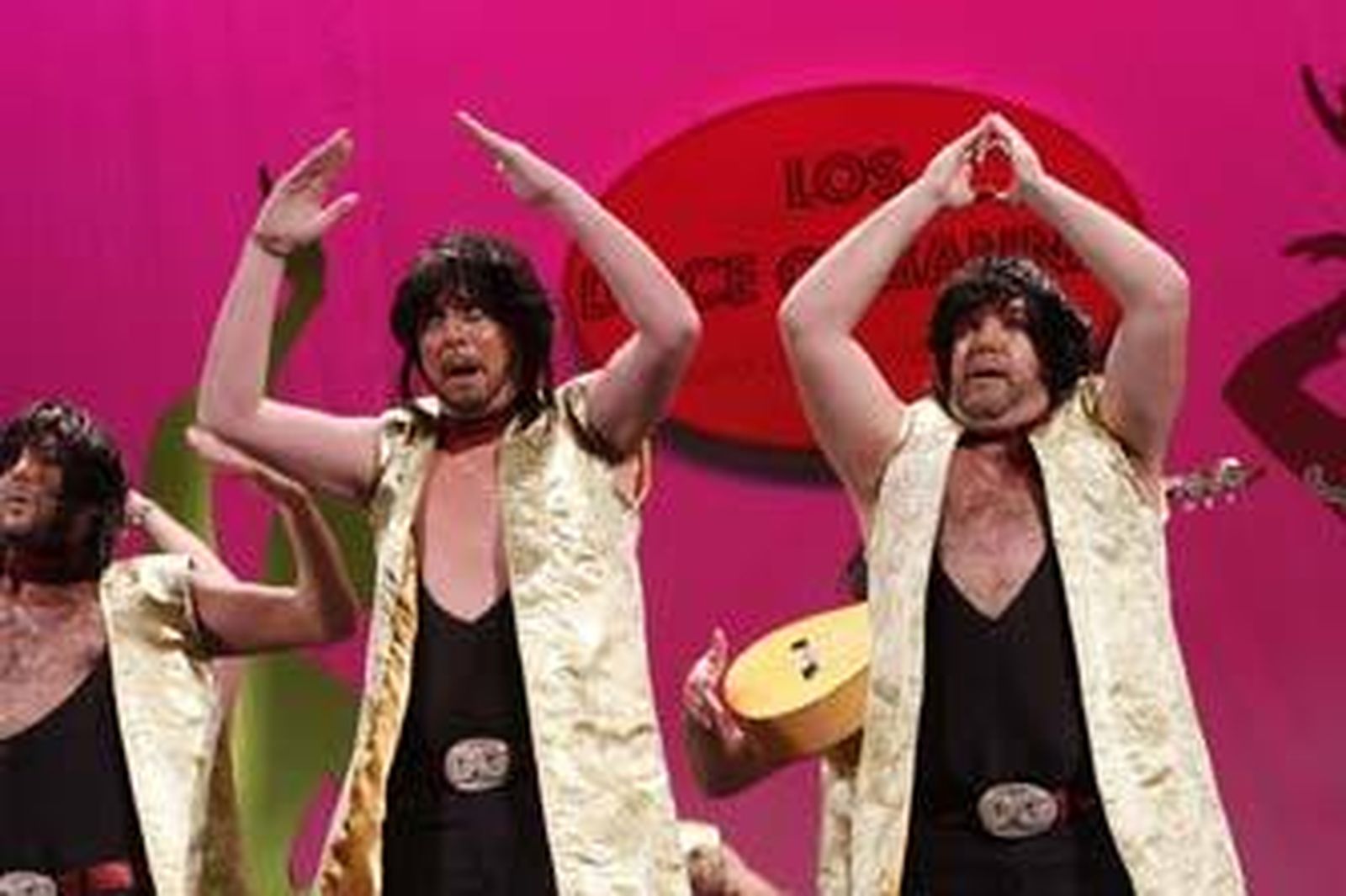 La chirigota de Bocuñano y Gómez Rodicio, Los doce gabanna en 2012, regresa al Concurso en 2014. /Jesús Marín