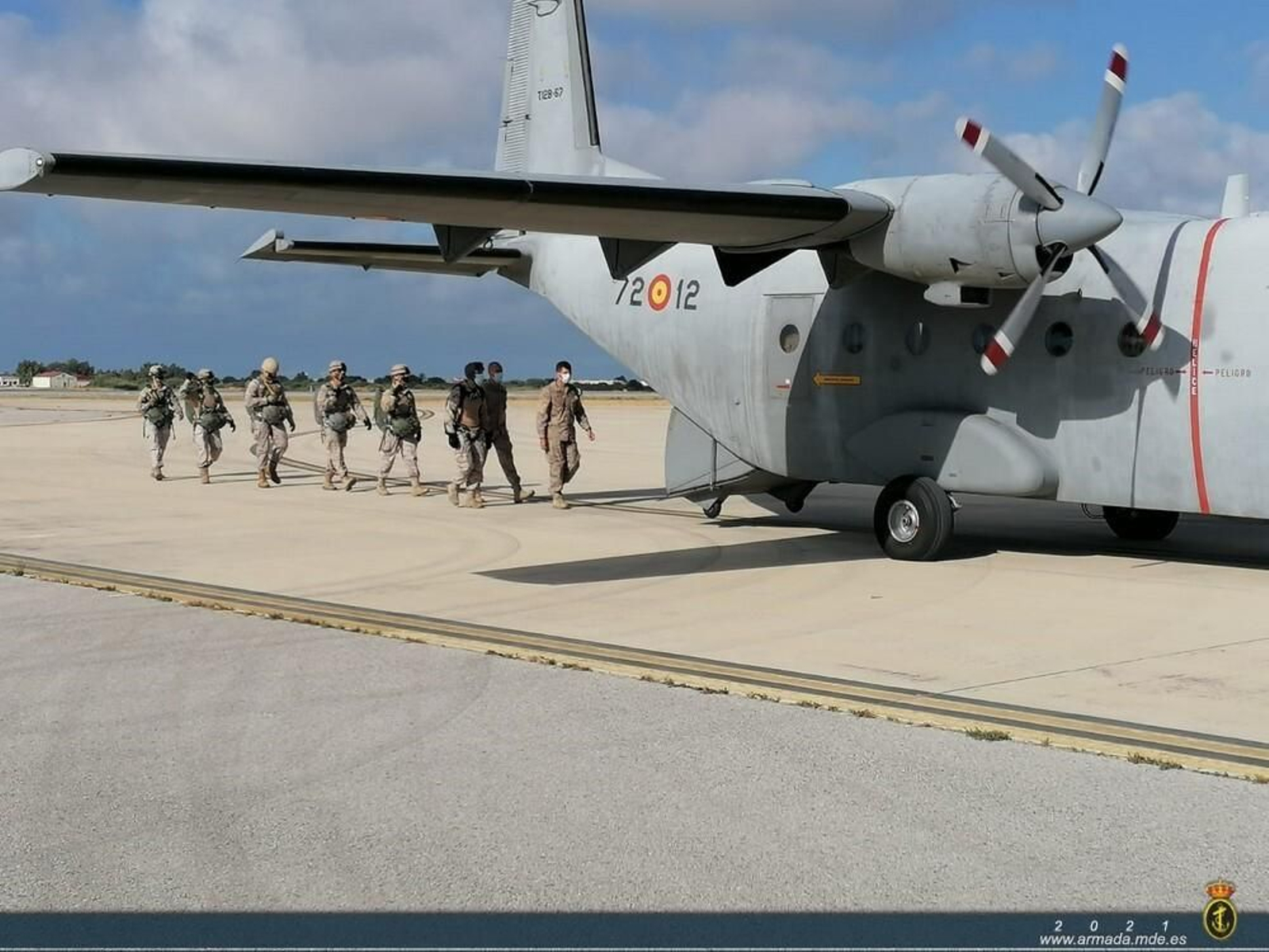 Adiestramiento paracaidista de infantes de marina del TEAR con el Ejército del Aire.