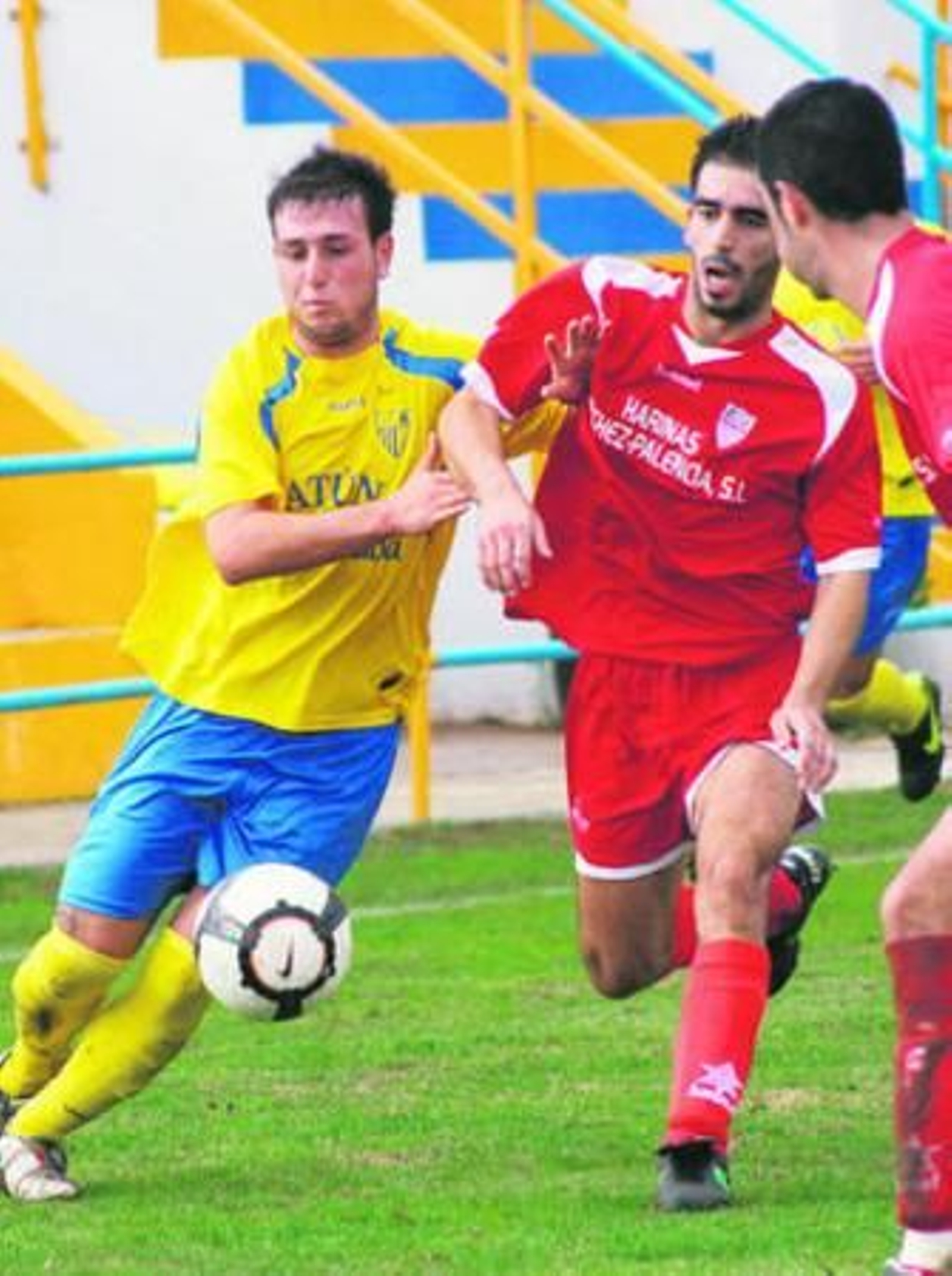 Ureba entra por banda ante la oposición de dos adversarios.